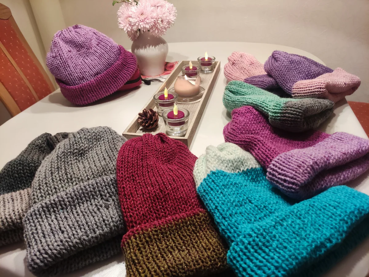 Prototypen auf dem Arbeitstisch – authentische KNITSCHI-Archivaufnahme