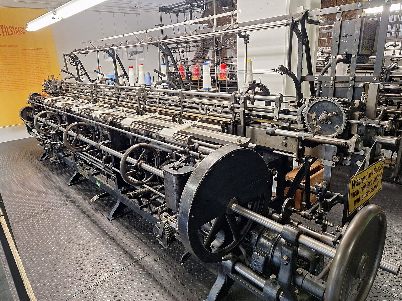 Flachkulier-Wirkmaschine von 1907 im Industriemuseum Chemnitz