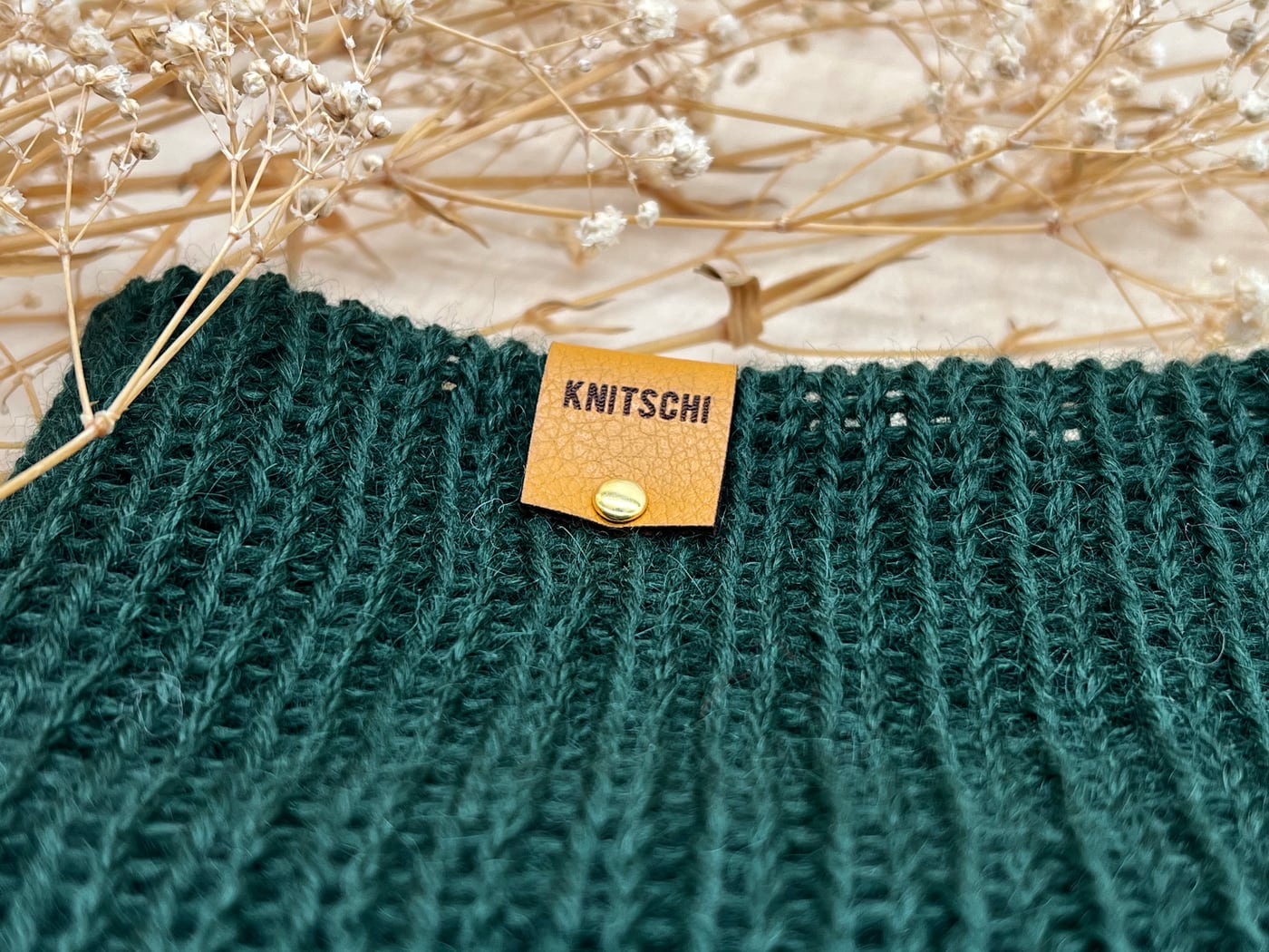 松绿色罗纹结构及 KNITSCHI 人造皮革标签特写