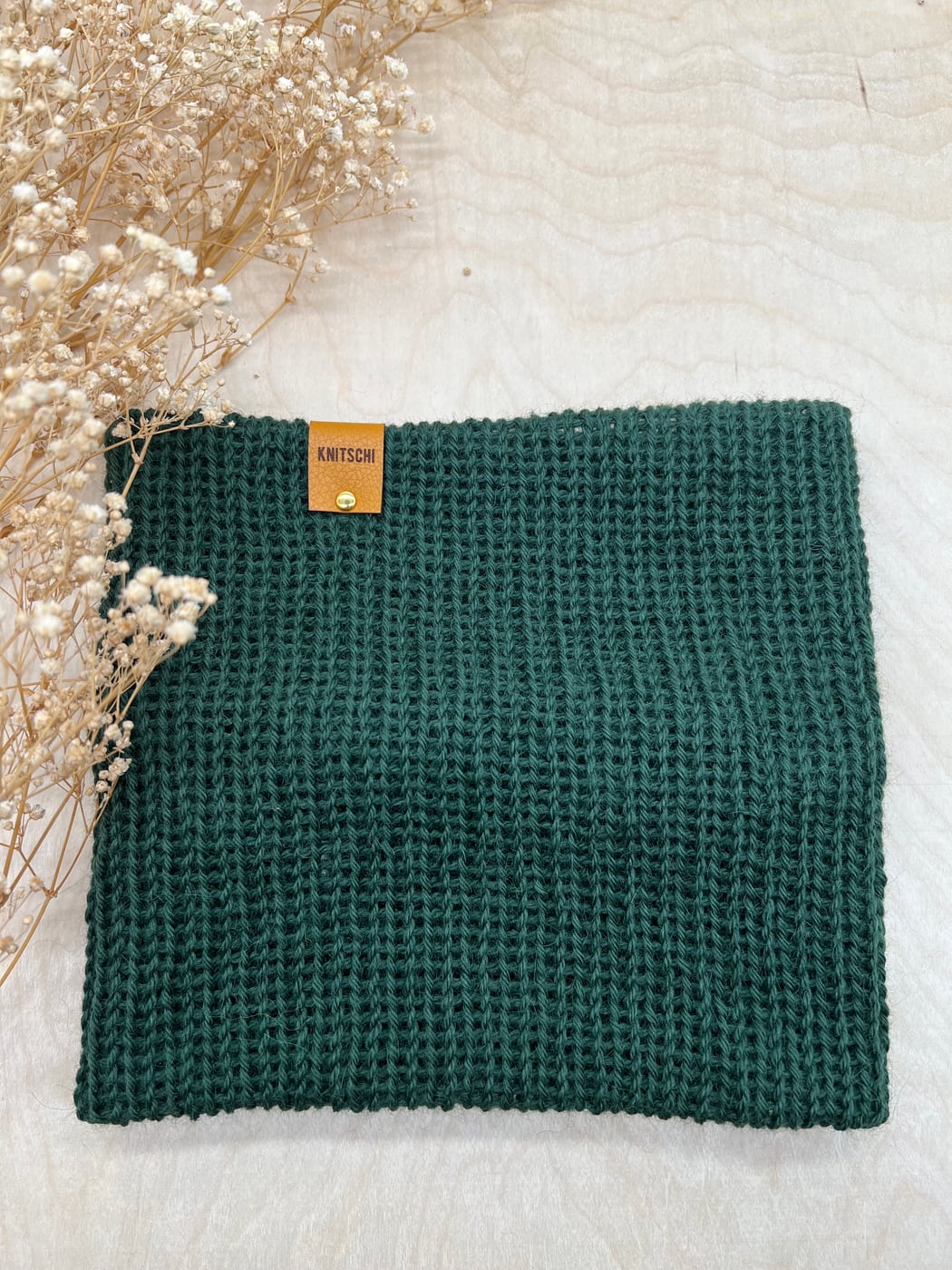 真正的松绿色 KNITSCHI 2合1 羊驼毛制品，具有明显的罗纹结构和品牌标签