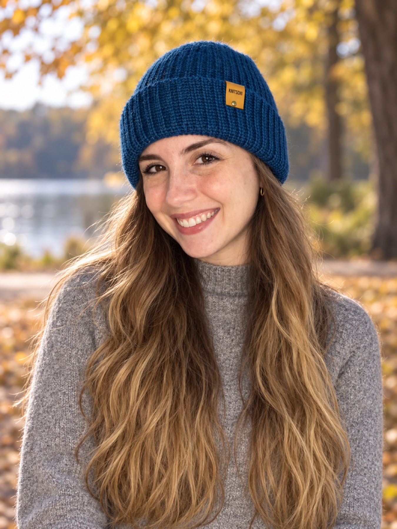 Kleurvoorbeeld van de KNITSCHI-muts op het model voor een herfstachtig meerdecor