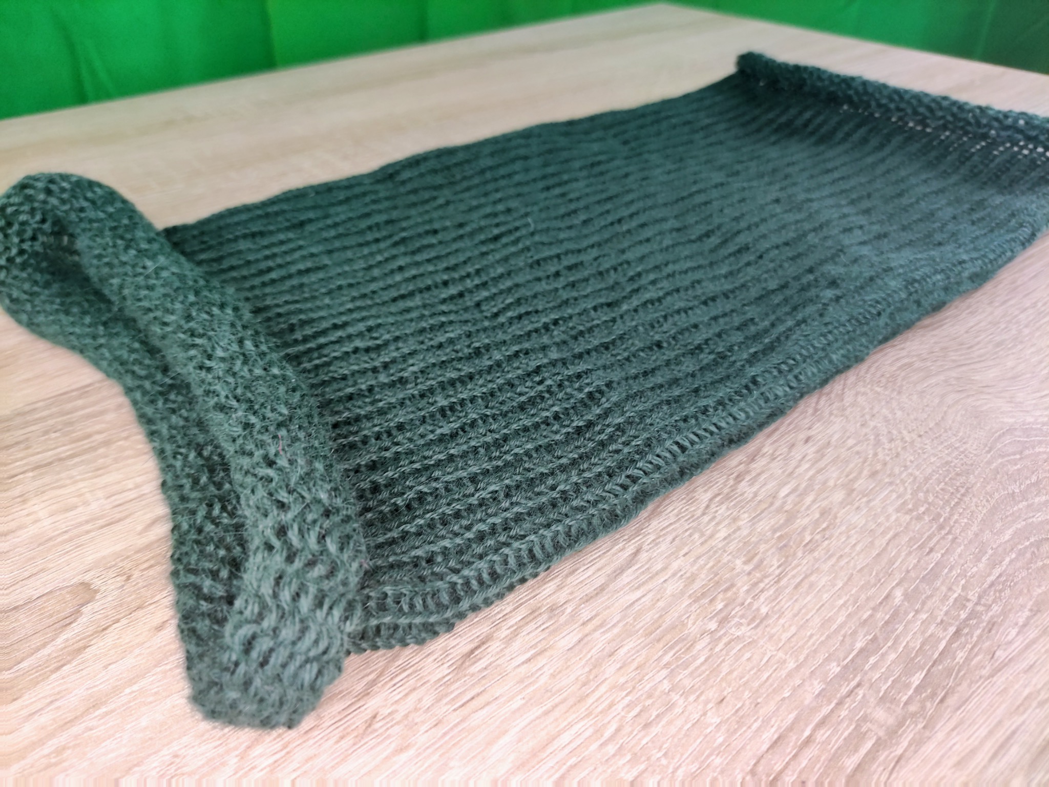 Frisch gestrickte grüne Stulpe als Strickergebnis
