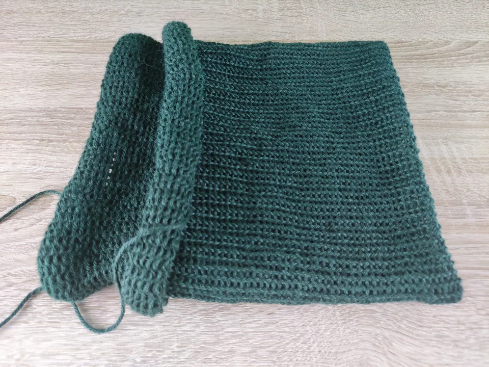 Gestrickte Stulpe auf links gedreht als Ausgangsbasis für Mütze oder Loop