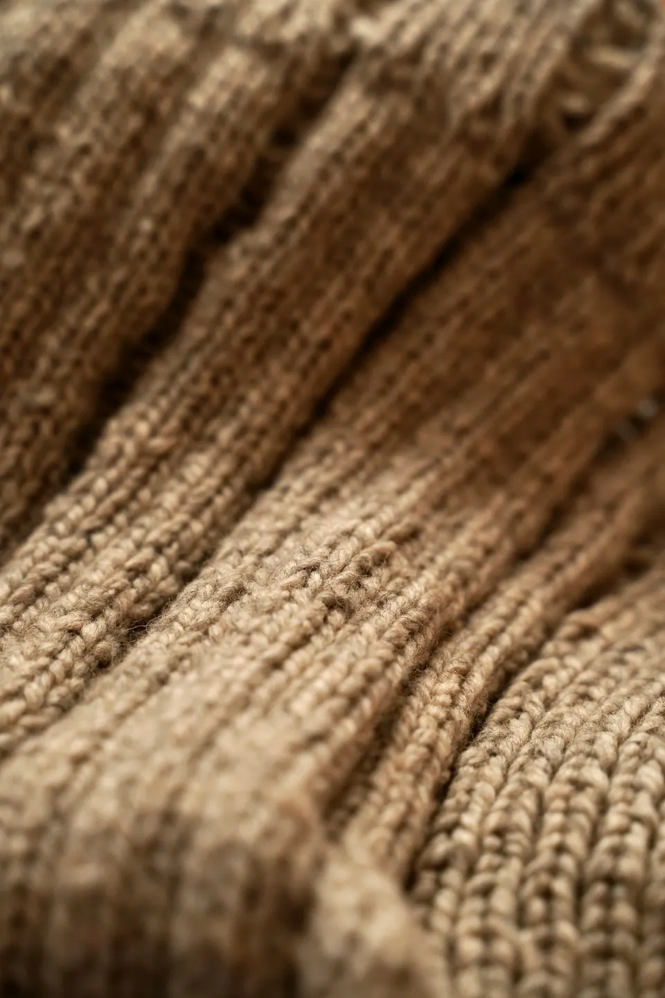 Makroaufnahme einer naturfarbenen gestrickten Wollstruktur