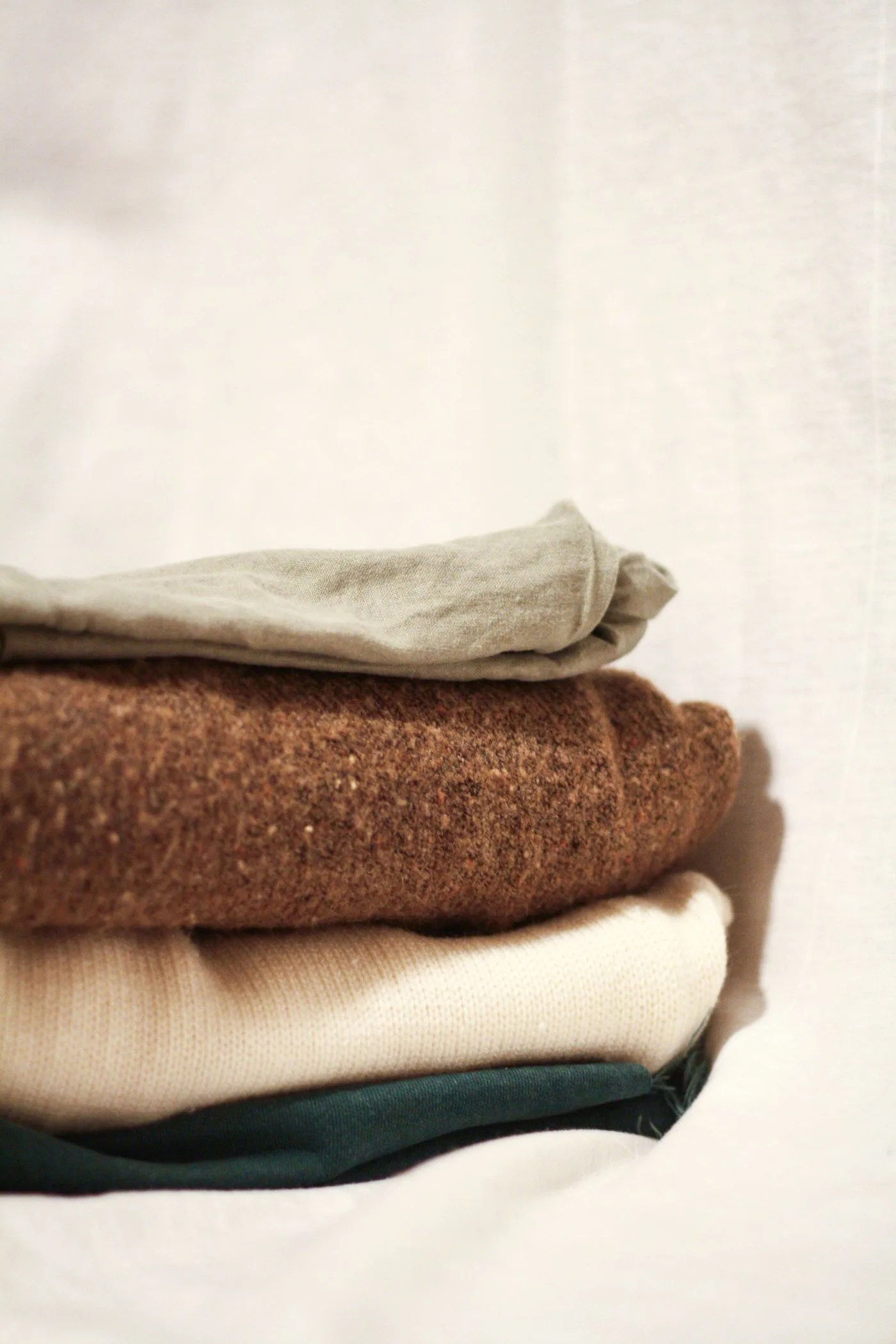 Sorgfältig gefaltete Stricktextilien in neutralen Naturtönen