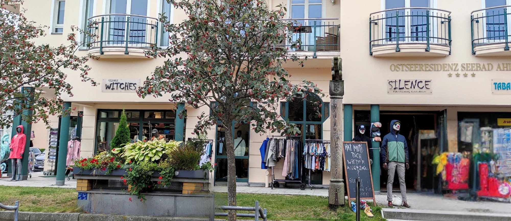 Außenansicht des ersten KNITSCHI-Handelspartners mit Bekleidung vor dem Geschäft